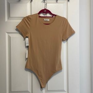 Artzia Babaton, bodysuit t-shirt